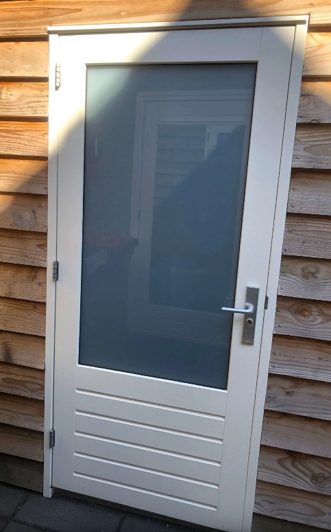 Hardhouten enkele deur met kozijn | mat gelaagd glas | incl. hang- en sluitwerk
